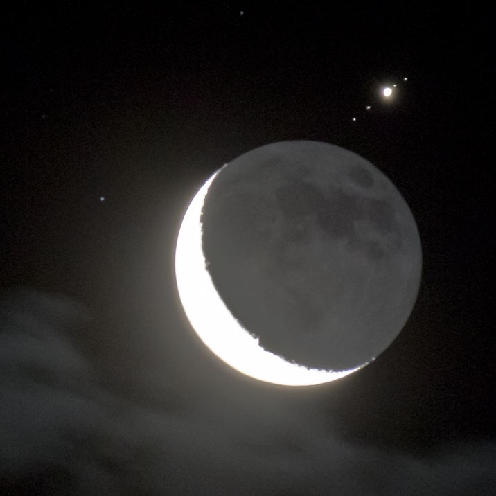 Photo prise lors d’un passage de la Lune devant Jupiter et montrant les quatre satellites galiléens sous forme de quatre petits points.