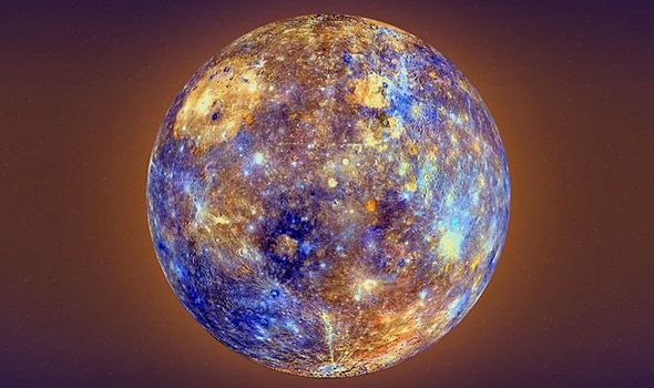Image de la planète Mercure vue en entier, en fausses couleurs allant du jaune au bleu clair en passant par différentes nuances d'orange et violet.