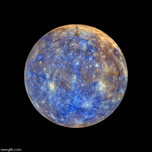 Animation de la planète Mercure en rotation, en fausses couleurs, où l'on distingue cratères récents (bleu clair et blanc) et bassins d'impacts plus anciens (orange).