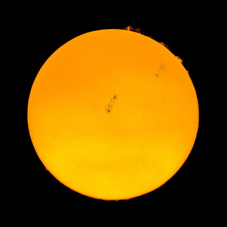 Photo du Soleil avec taches solaires et protubérances. Image Eric Brotons.