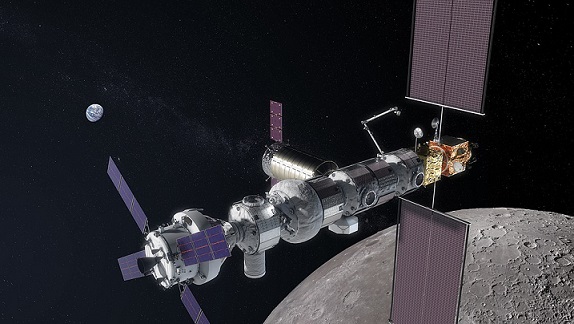 Vue d'artiste du futur Lunar Orbital Gateway : on y voit la Terre en arrière-plan, un bout de la Lune plus proche, et sur toute la longueur de l'image les différents modules assemblé de l'engin spatial.