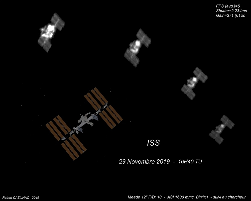 quatre images de l'iSS sont présentées en haut de l'image. Elle sont en noir et blanc et un peu floues. En bas à gauche, une représentation de l'ISS permet de mieux identifier les détails des quatre images en noir et blanc. L'ensemble est présenté sur fond noir.