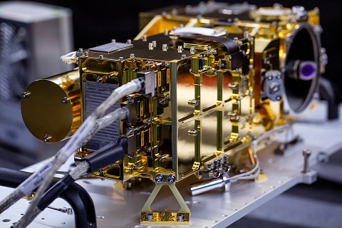 Modèle de vol numéro 2 de SuperCam : instrument doré en gros plan.