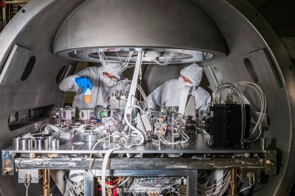 Instrumentation utilisée pour détecter le signal d’ondes gravitationnelles et contrôler l’interféromètre Virgo à Cascina près de Pise, en Italie. Les chercheurs sont en train d’ajuster la position d’un miroir. Crédit : Cyril FRESILLON/Virgo/CNRS Photothèque 