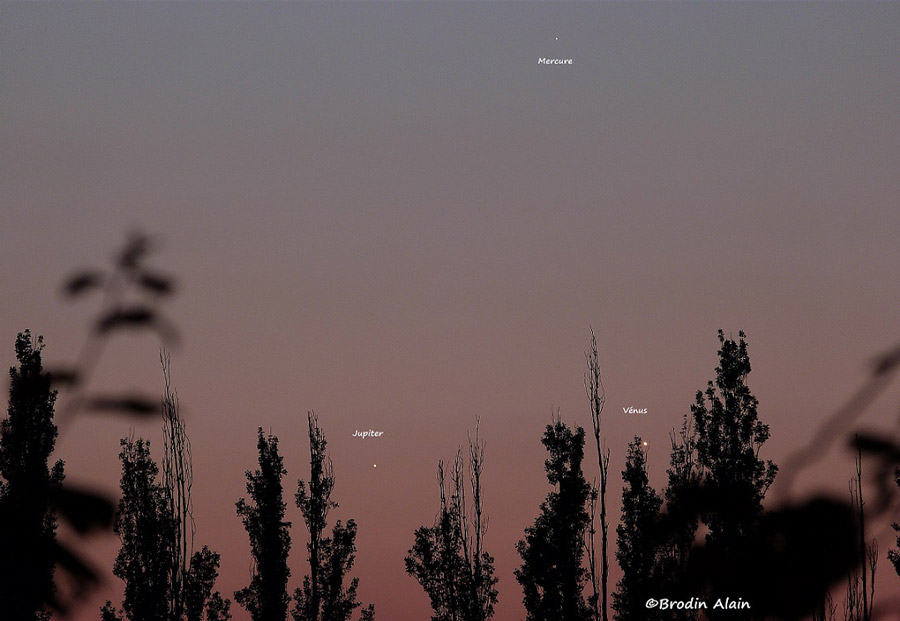 Photo montrant le rassemblement de Mercure, Vénus et Jupiter dans le ciel le 27 mai 2013. Photo Alain Brodin.