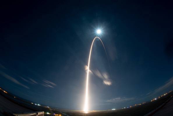 Sur fond de ciel bleu foncé, avec en bas de l'image le Kennedy Space Center de Cape Canaveral (Floride), on voit un arc de cercle doré dirigé vers le Soleil qui représente la trajectoire de la fusée qui a emporté Solar Orbiter dans l'espace le 10 février