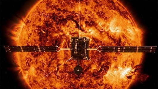 Vue d'artiste du satellite Solar Orbiter, devant le Soleil en fond en rouge orange qui prend toute l'image.