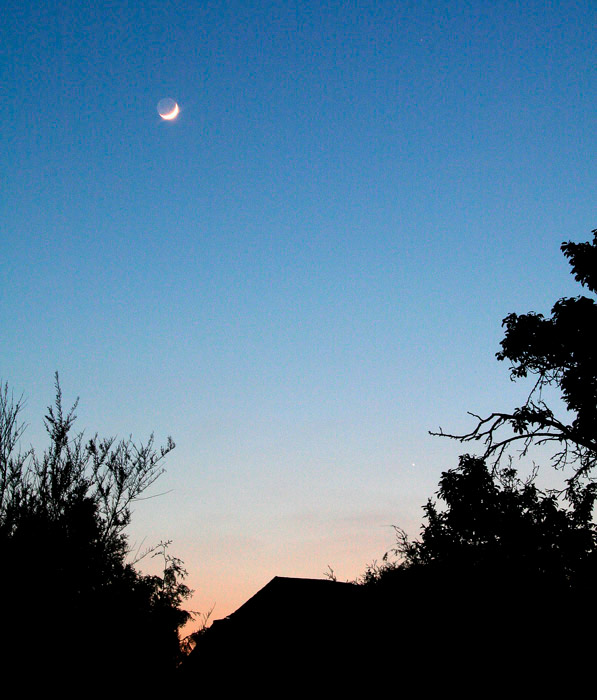 Photo montrant un croissant de Lune et Mercure, point brillant proche de l'horizon. Photo Carine Souplet