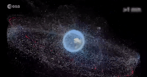 Animation qui montre la Terre entourée de millions de débris en mouvement.