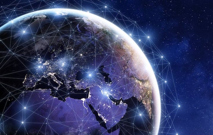 Vue d'artiste d'un maillage de satellites en orbite autour de la Terre. On voit la Terre en couleur bleu violet, côté Europe et Afrique, entourée de points blancs lumineux représentant les satellites en orbite et reliés entre eux.