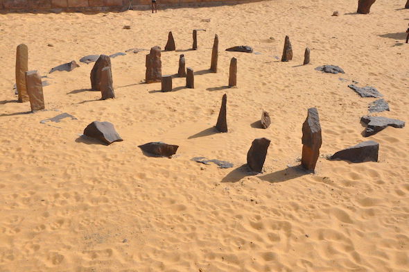 Reconstitution du cercle de pierres de Nabta Playa en Égypte, au musée de la Nubie à Assouan : on y voit sur du sable jaune le cercle de pierres avec notamment les deux couples de pierres alignés avec la position du lever du Soleil au solstice d'été il y a 6000 ans. 