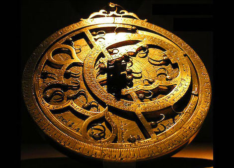 Photo sur fond noir d'un instrument doré ;: l'astrolabe de Ptolémée