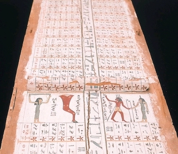 Sarcophage en couleurs rosé et gris, sur fond noir, où l'on voit de multiples hiéroglyphes. 