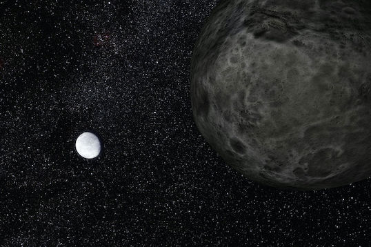 Vue d'artiste d'Éris avec sa lune Dysnomie : on voit à droite au premier plan Éris en gris foncé et à gauche en arrière-plan, en couleurs blanches, la lune plus petite.