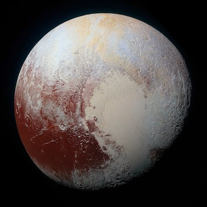 Photo de Pluton prise par la sonde New Horizons de la Nasa en 2015 : on y voit la planète sur fond noir, en couleurs améliorées beige et marron