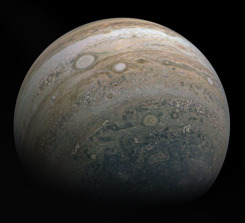 Photo de Jupiter vue par la sonde Juno lors de sa 26e orbite autour de la planète géante, au printemps 2020. On voit les bandes nuageuses pleines de détails et plusieurs cyclones dont la Grande tache rouge.