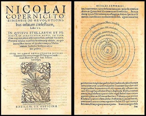 Première page et page montrant les orbites circulaires des planètes autour du Soleil dans le livre De Revolutionibus de Copernic. Le papier est jauni et les écritures imprimées en latin. 