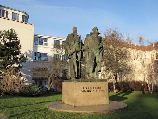 Statues de Tycho Brahe et Kepler, sous le Soleil par beau temps, sur leur piédestal à Prague.