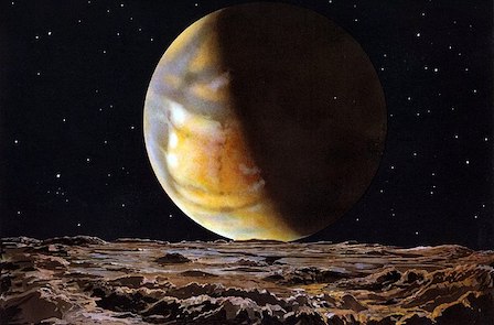 Mars vue de sa Lune Deimos : on voit au premier plan horizontal la surface de Deimos parsemée de cratères dans les tons marron, et en arrière plan une planète orange, jaune et grise, éclairée par le Soleil par la gauche, sur un fond noir étoilé.