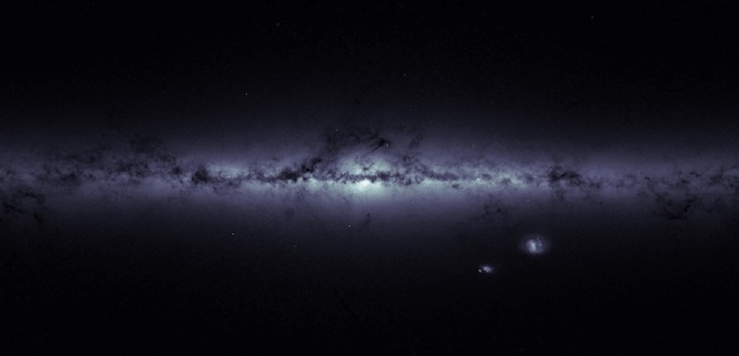 La Voie lactée en noir et blanc, avec à l'horizontale au centre de l'image une forte concentration d'étoiles brillantes. On voit aussi les nuages de poussière absorbants en couleur noir au premier plan.