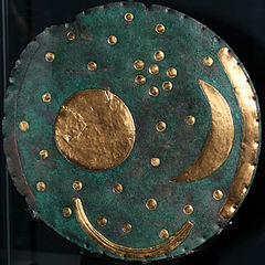 Plus ancienne carte du ciel retrouvée, en bronze et or. Sur fond de bronze circulaire (devenu bleu), se trouvent le Soleil (cercle), la Lune (croissant), la Voie lactée (arc de cercle) et plusieurs étoiles, tous dorés.