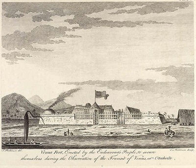 Dessin en noir et blanc du Fort Vénus construit par l'explorateur James Cook à Tahiti : on y voit la mer et des bateaux au premier plan et au centre plusieurs bâtiments encerclés par une enceinte de pierre et de bois.  