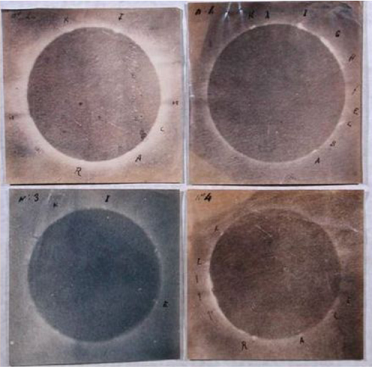 Quatre photos de l'éclipse de Soleil du 18 juillet 1860 prises par Angelo Secchi : les deux du haut ont des teintes rose/violet, celle en bas à gauche bleu, et en bas à droite marron. Chaque image représente un cercle foncé avec autour la couronne de lumière solaire créée par l'éclipse. 