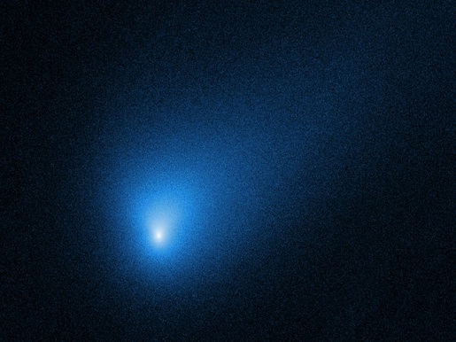 Photo par Hubble de la comète 2I/Borisov, deuxième objet interstellaire détecté par l'homme. On voit sur fond noir, un point bleu brillant en bas à gauche, et un halo de lumière tout autour, de plus en plus diffus. 