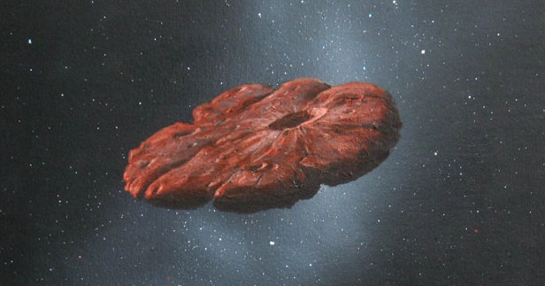 Vue d'artiste du petit corps d'origine interstellaire Oumuamua. On voit sur un fond noir étoilé, un disque de couleur rougeâtre, irrégulier, avec au milieu vers la droite un cratère assez important.  