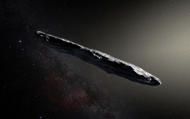 Vue d'artiste d'Oumuamua : sur un fond noir étoilé, on voit un corps oblong, ovoïdal allongé, de couleur gris anthracite et éclairé par le Soleil depuis la droite de l'image. C'est l'éventualité "cigare". 