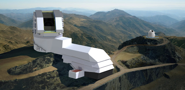 Vue d'artiste du LSST, au sommet du Cerro Pachon au Chili : on voit l'observatoire terrestre, grand bâtiment blanc à flanc de montagne, des montagnes de couleur marron foncé à perte de vue, avec en fond un ciel bleu. 