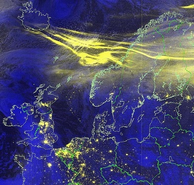 Image satellite d'une aurore polaire sur le nord de l'Europe : on voit en bleu marine l'Europe, et en jaune comme un nuage qui représente l'aurore polaire au-dessus de la Suède, de la Finlande et de la Norvège, et étendu jusqu'à l'Islande. 