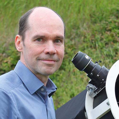 portrait Bertrand d'Armagnac devant son télescope