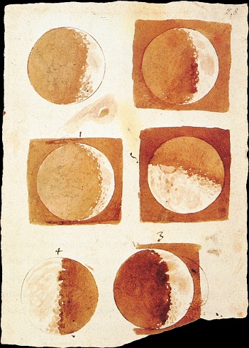 Phases de la Lune dessinées par Galilée sur un papier parchemin jauni, le coup de crayon dans les tons marrons : on voit six phases différentes.