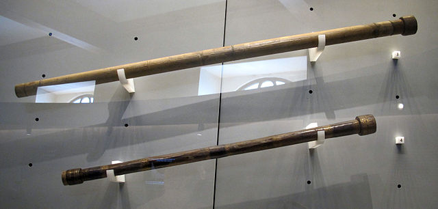 Deux lunettes de Galilée accrochées au mur dans une vitrine, l'une au-dessus de l'autre, au Musée Galilée à Florence. Celle du haut est plus grande et plus claire. 