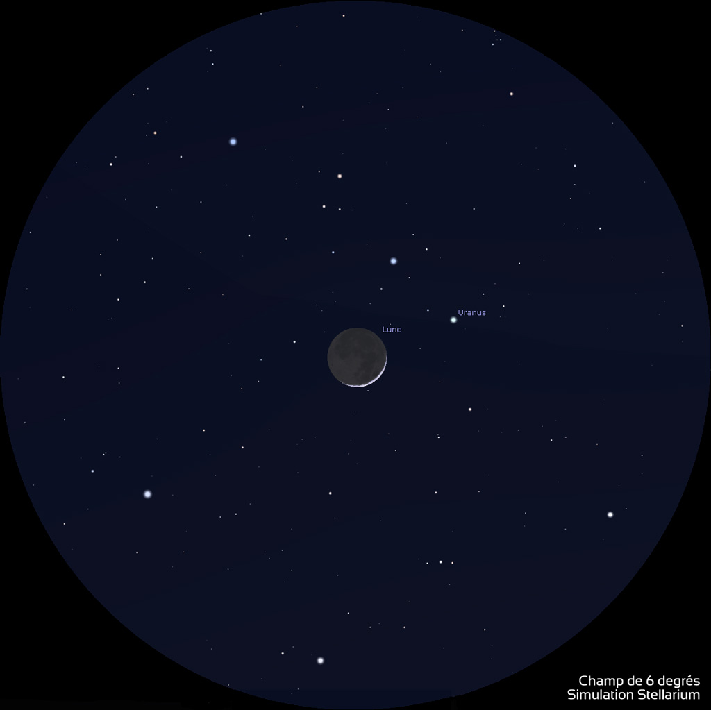 Aspect du fin croissant de Lune et d'Uranus dans des jumelles de type 10x50 (champ de 6 degrés), le 3 avril 2022 vers 21h30 (heure de Paris) : Le fin croissant de Lune est accompagné de la lumière cendrée et Uranus se trouve en haut à droite.