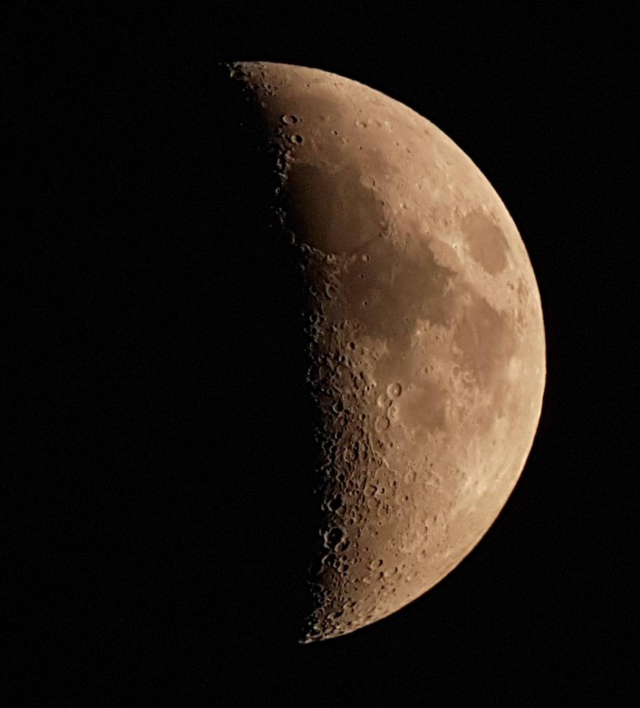 Image de la Lune proche de son premier quartier, elle est vue en entier.