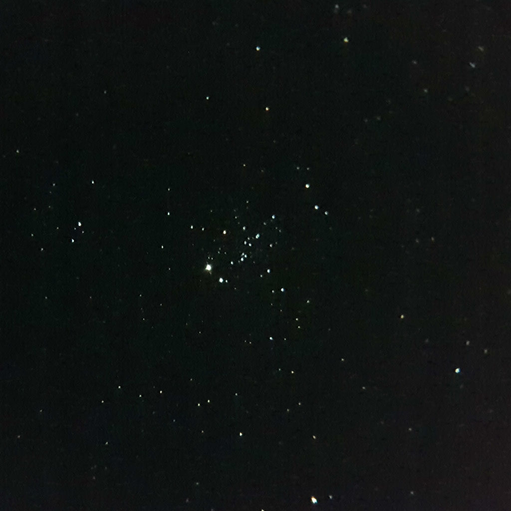 Photo de l'mas de la Chouette, un amas d'étoiles (points lumineux sur l'image) dont la disposition fait penser à l'oiseau nocturne.