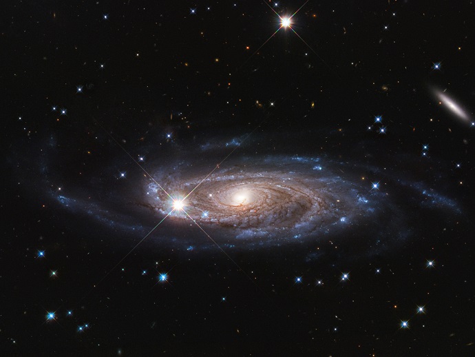 Sur fond noir étoilé, représentation de la Voie lactée. On la voit légèrement de dessus, sa forme de spirale bien mise en évidence.