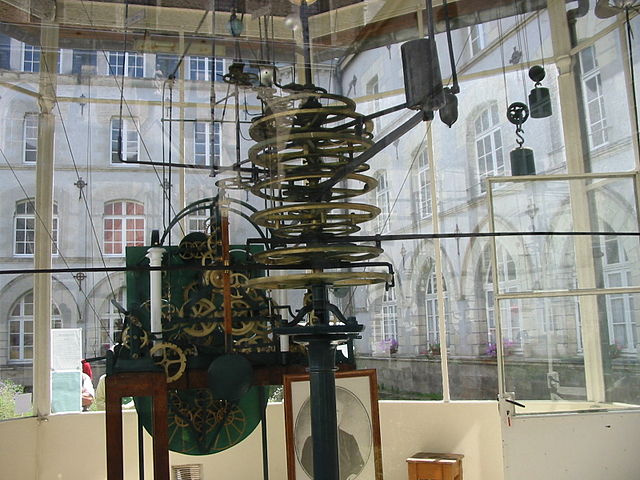 L'horloge de Ploërmel comporte un dispositif assez aéré, engrenages apparents. 