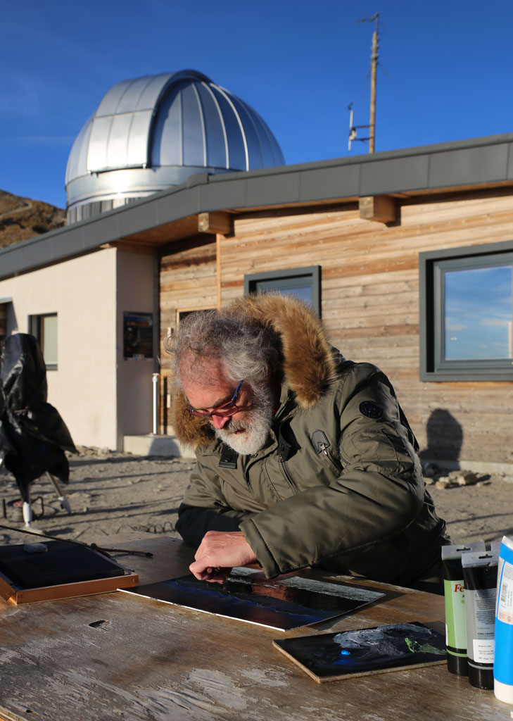 photo d'une personne en train de peindre un paysage à l'observatoire de Saint-Véran