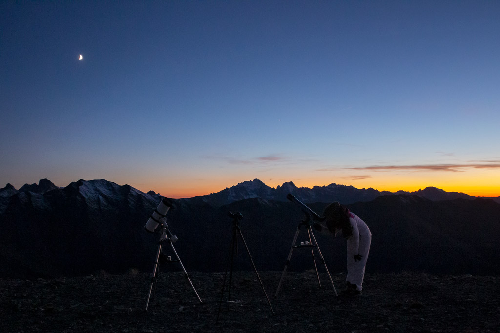 Photo d'une personne observant la Lune en montagne avec une lunette astronomique Stelvision