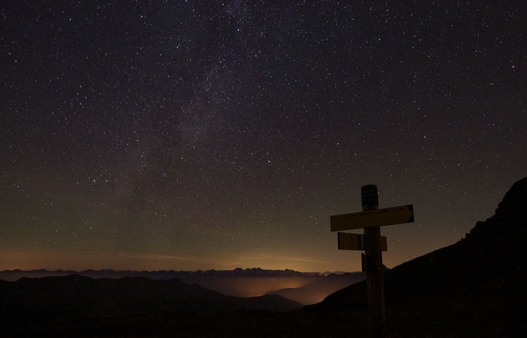 photo de paysage nocturne avec la Voie lactée dans la région du Triangle d’été