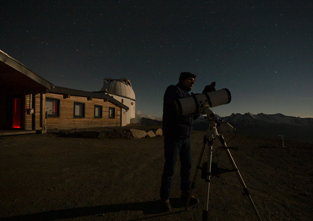 Observateur sous les étoiles avec un Stelescope 130 à l'observatoire de Saint-Véran