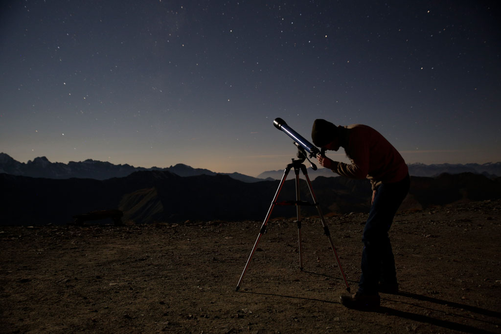 photo d'observateur en montagne avec la lunette Stelescope 70