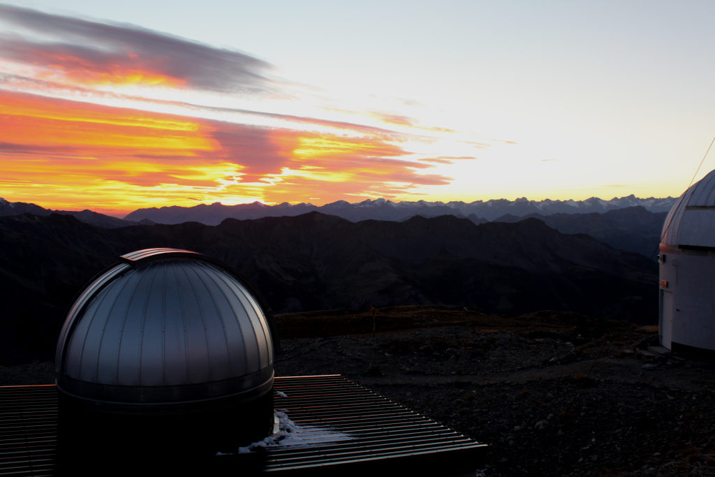 photo de l'observatoire de Saint-Véran avec deux coupoles et un paysage de montagnes