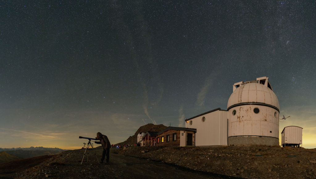 Photo d’ambiance prise devant l'observatoire de Saint-Véran avec coupole T62 et lunette Stelescope 70