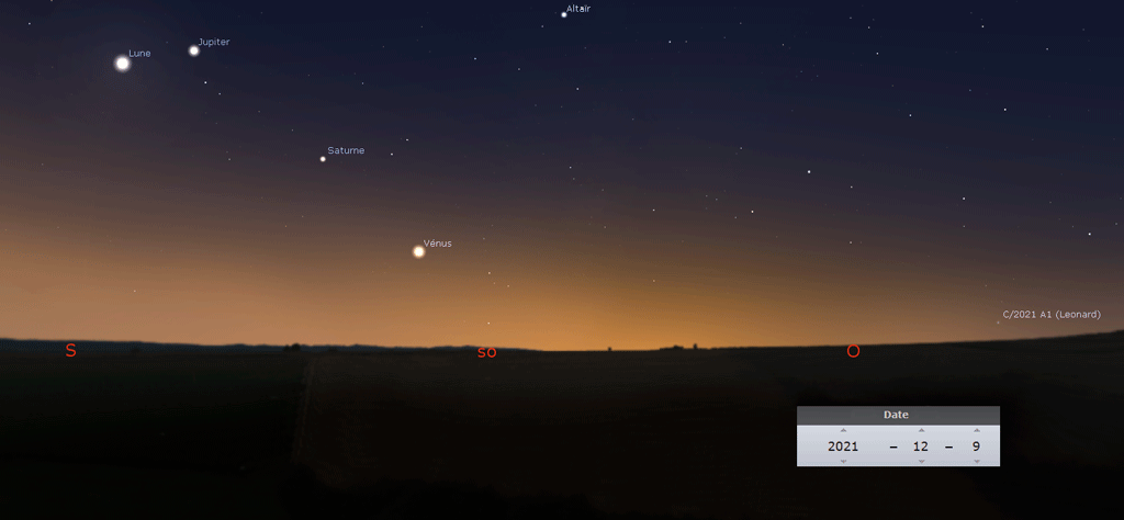 Animation du ciel crépusculaire vers 18h entre le 9 et le 25 décembre 2021, montrant la comète Leonard qui se déplace rapidement près de l'horizon et passe à proximité de Vénus vers le 18 décembre.