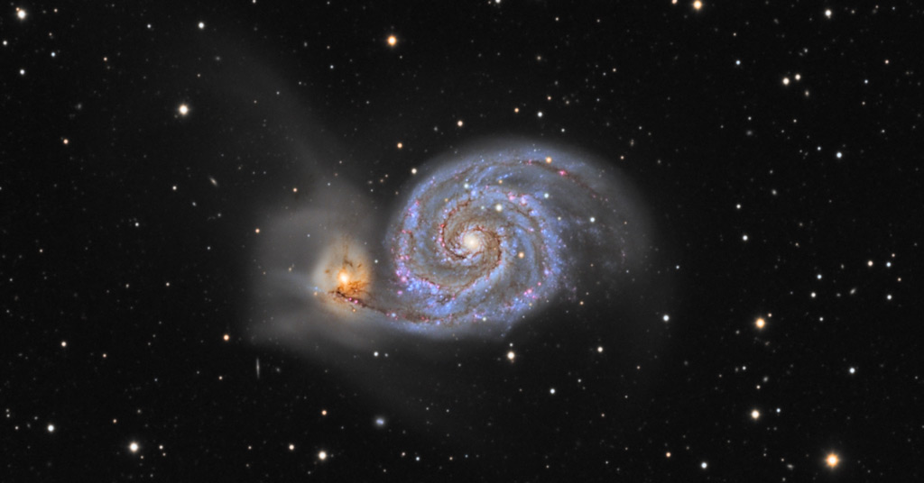 M51 est en fait constitué de deux galaxies. Sur cette image, il y a un fond étoilé, une grosse galaxie en spirale plutôt bleutée et à sa gauche, une autre galaxie plus diffuse et plus petite, de couleur jaune.