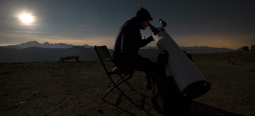 Photo d'un membre de l'équipe Stelvision observant le ciel étoilé à l'aide du télescope STELESCOPE 200